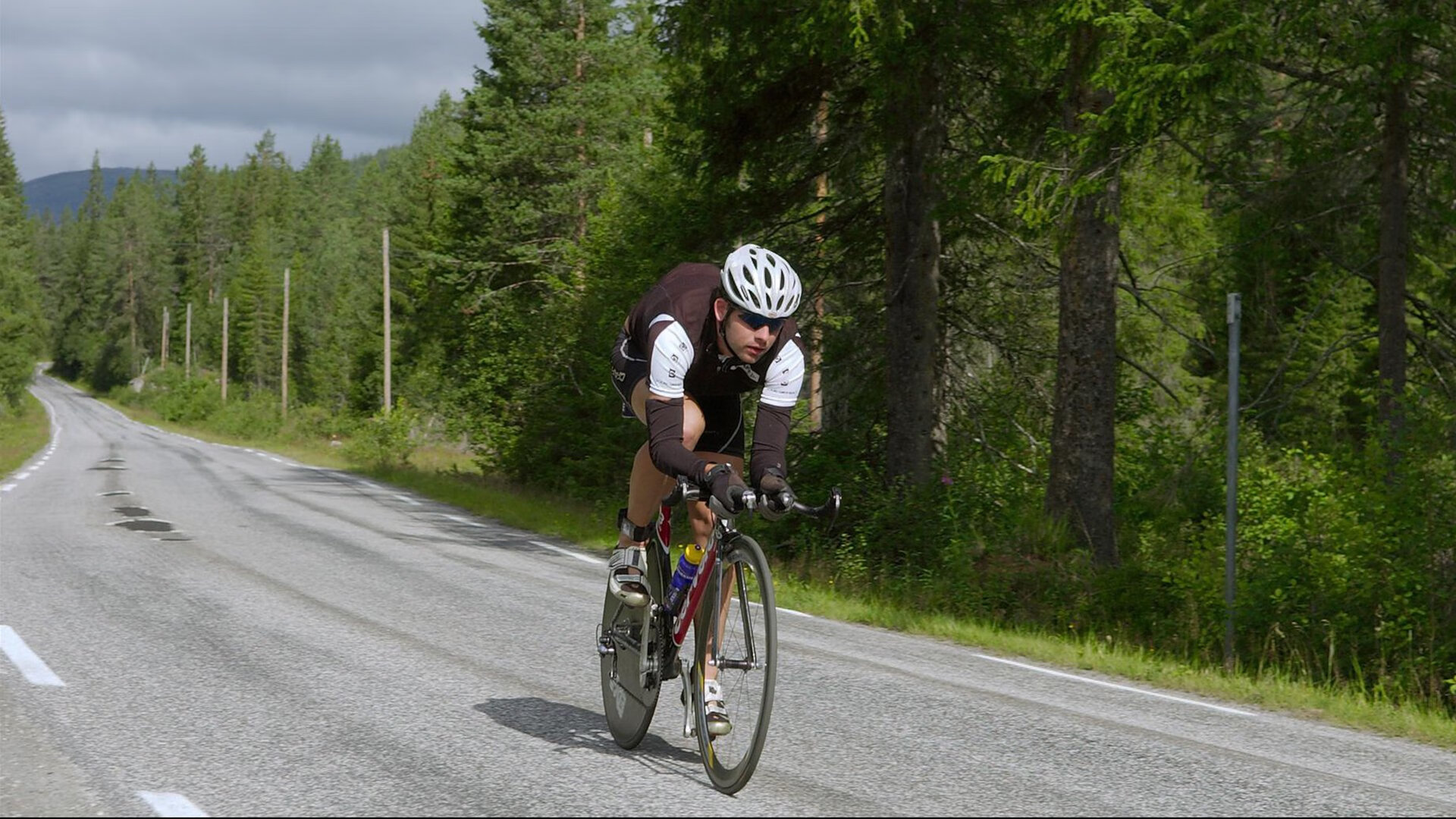 _都市雪地运动：白雪覆盖的激情盛宴_，雪地cs