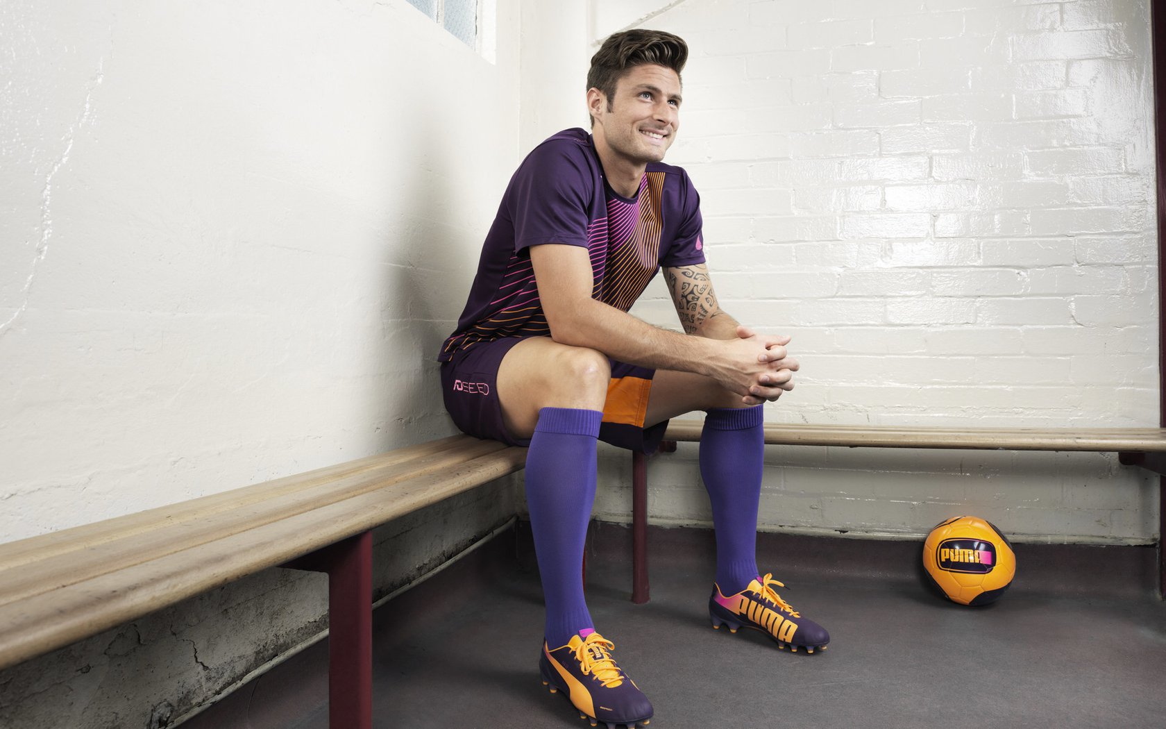 英超精妙战术，比分3-2，比赛中成功反击多次，抢断成功率78%，场均控球65%